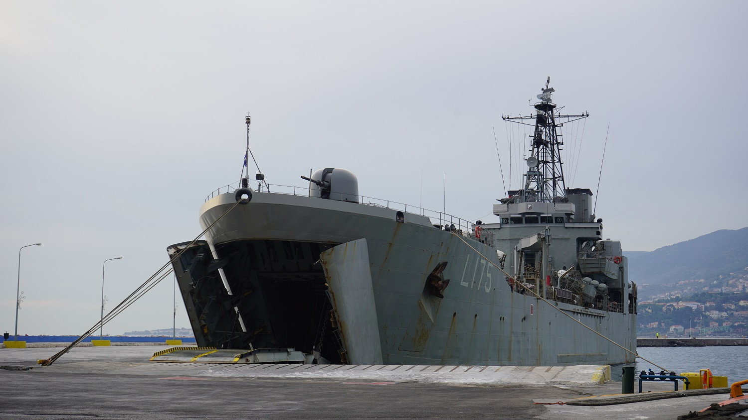 Λέσβος: Στο αρματαγωγό του Πολεμικού Ναυτικού οι πρώτοι παράνομοι μετανάστες – Θα απελαθούν τις επόμενες μέρες (βίντεο)
