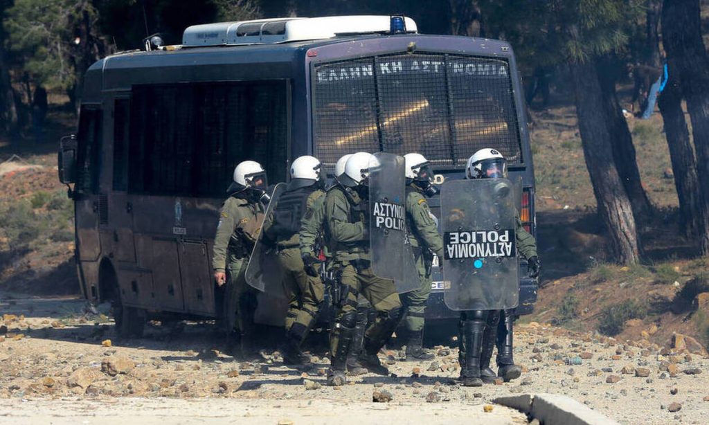 Επεισόδια στο λιμάνι της Μυτιλήνης: Εκατοντάδες αλλοδαποί επιχείρησαν να μπουν σε πλοίο! – Απωθήθηκαν από την Αστυνομία