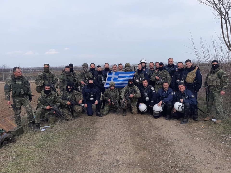 Έβρος: ΕΔ  και Αστυνομία στα σύνορα -Σε απόσταση δύο μέτρων φτάνουν οι αλλοδαποί από τους Έλληνες στρατιώτες!