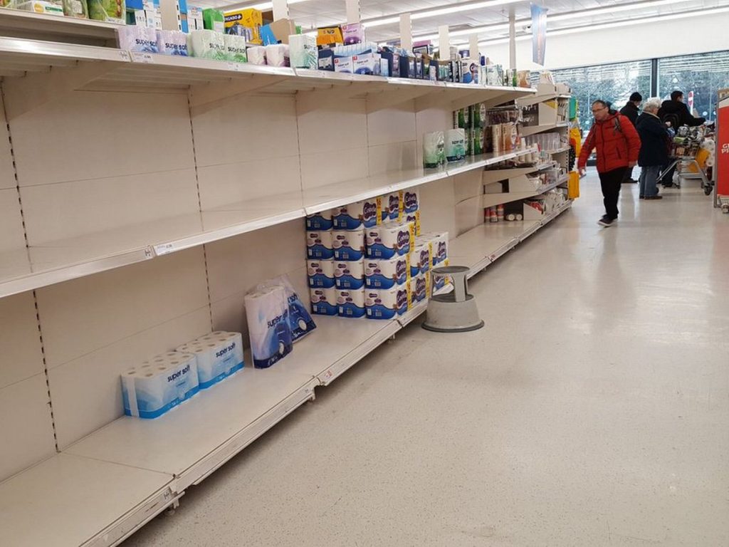 Διακωμωδεί την «υστερία» του κορωνοϊού εφημερίδα της Αυστραλίας: Κυκλοφόρησε με ένθετο χαρτί υγείας! (βίντεο)