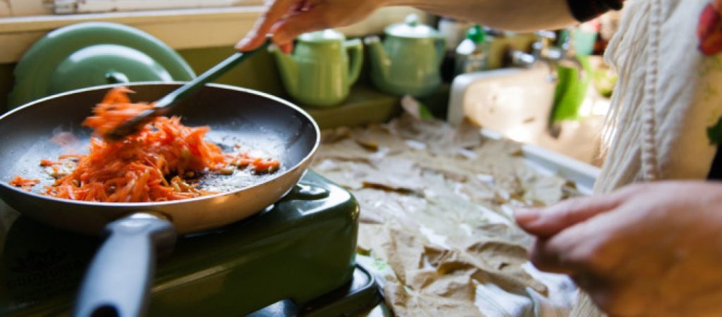 Πέντε συνηθισμένα λάθη στο μαγείρεμα που κάνουν το φαγητό μας τοξικό