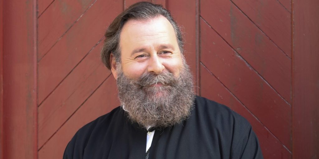 Ο παπάς από τις Άγριες Μέλισσες μίλησε για το θαύμα που βίωσε: «Κόλλησε ο σταυρός στην πλάτη μου»