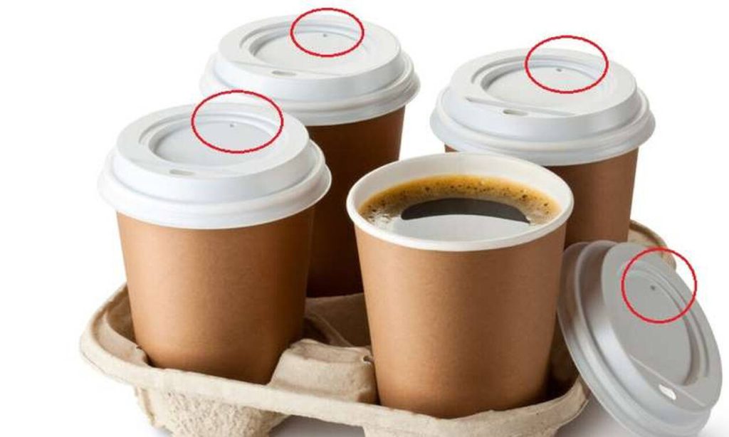 Εσύ το ήξερες; – Αυτός είναι ο λόγος που τα καπάκια καφέ έχουν μια μικρή τρυπούλα