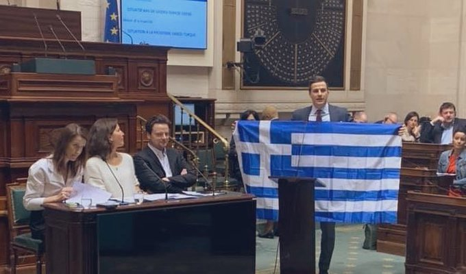 Βέλγος βουλευτής σήκωσε την ελληνική σημαία για συμπαράσταση στην Ελλάδα μέσα στο κοινοβούλιο