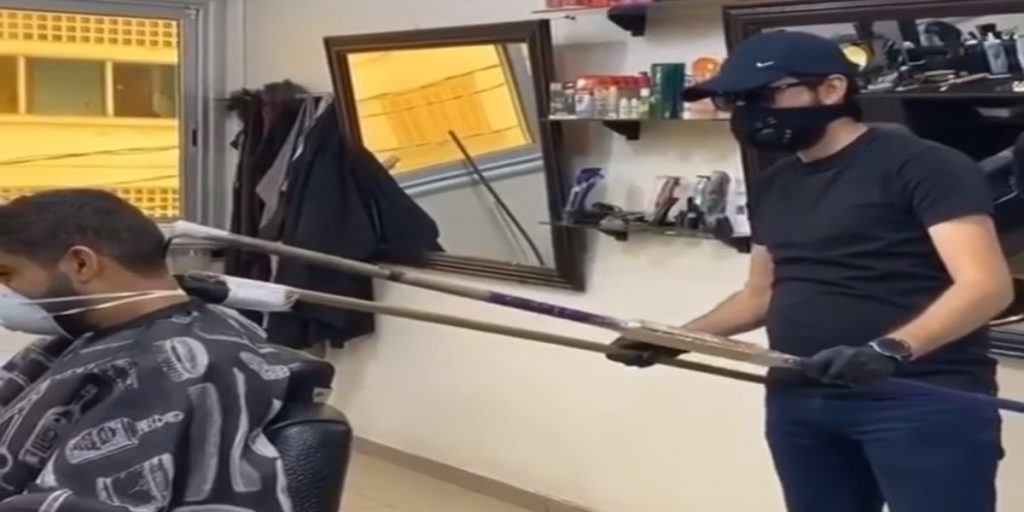 Φρενίτιδα και εφευρετικότητα ενόψει κορωνοϊού: Κούρεμα από… απόσταση (βίντεο)