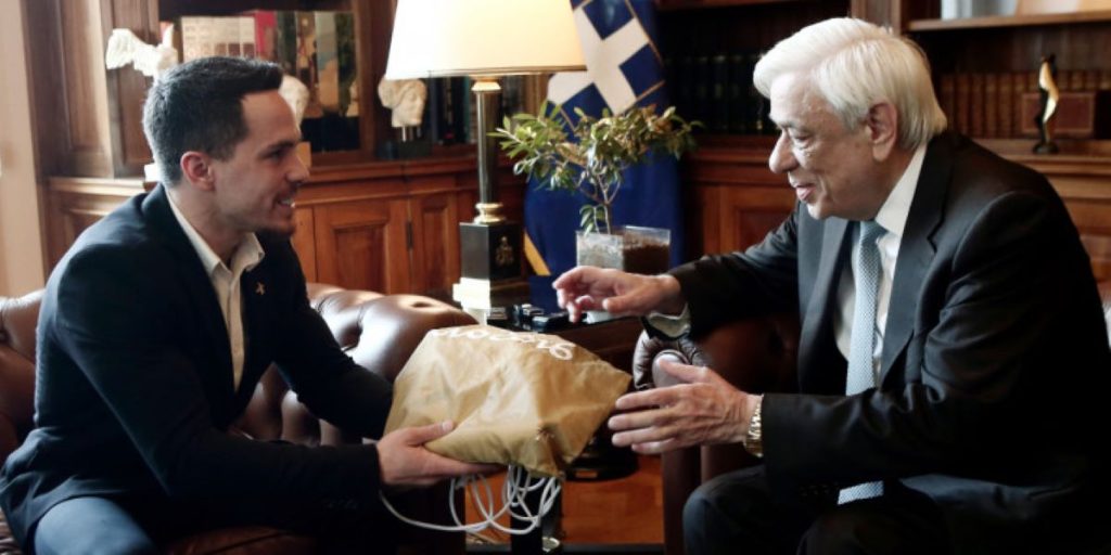 Λευτέρης Πετρούνιας: Το «παράδοξο» δώρο που έκανε στον Προκόπη Παυλόπουλο (φώτο)