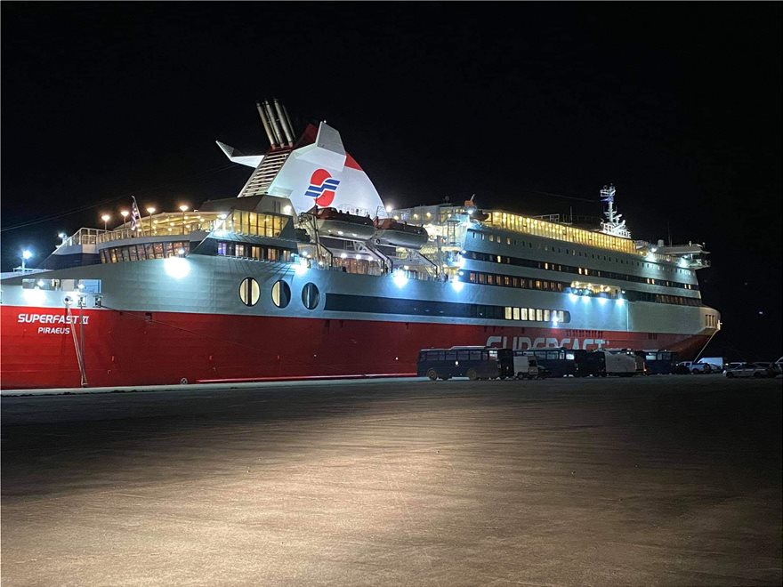 Με εμβατήρια κοιμίζουν τα ΜΑΤ στο λιμάνι της Αλεξανδρούπολης (βίντεο)