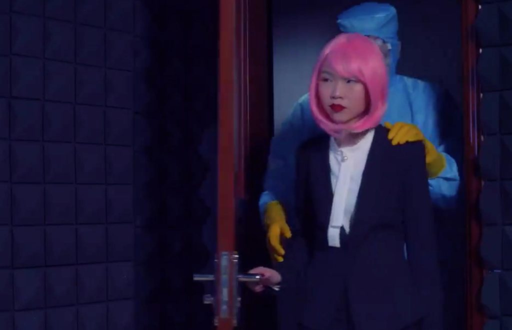 Ταινία πopνό με θέμα τον… κορωνοϊό – Με μάσκες και ειδικές στολές (φώτο)