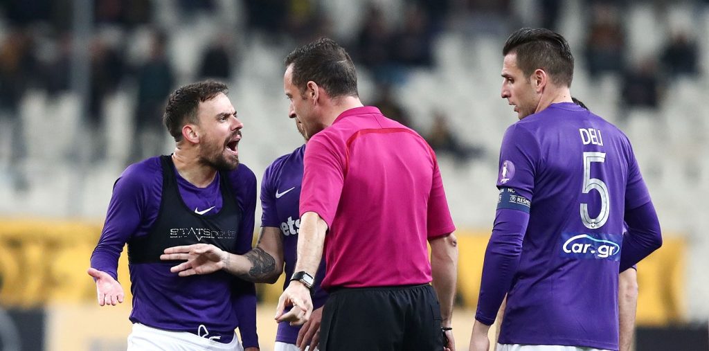 Διαιτητές ΑΕΚ-Άρης: «Έπιασε τα γεννητικά όργανα του βοηθού και του είπε ‘Άντε γ@@@»