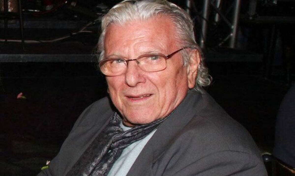 Συγκινητική παρουσία στα εννιάμερα του Κώστα Βουτσά (φώτο)