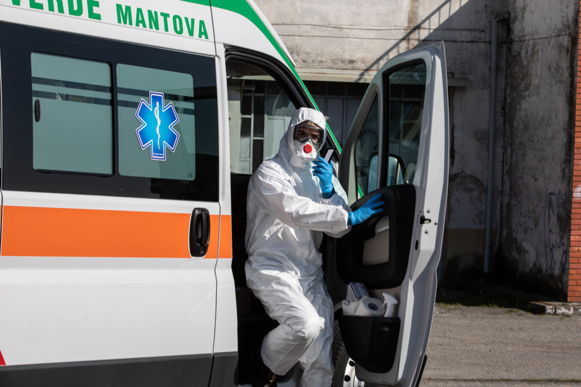 ΠΟΥ: «Ύψιστη προτεραιότητα για όλες τις χώρες η αναχαίτιση της επιδημίας»