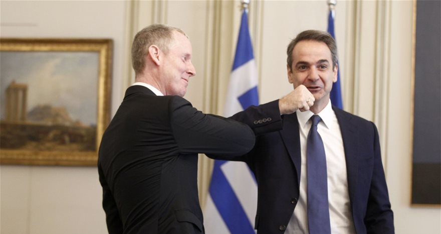 Ο κορωνοϊός «χτύπησε» και τον Κ. Μητσοτάκη: Χαιρέτησε τον αντιπρόεδρο της Ευρωπαϊκής Τράπεζας Επενδύσεων με… γροθιά