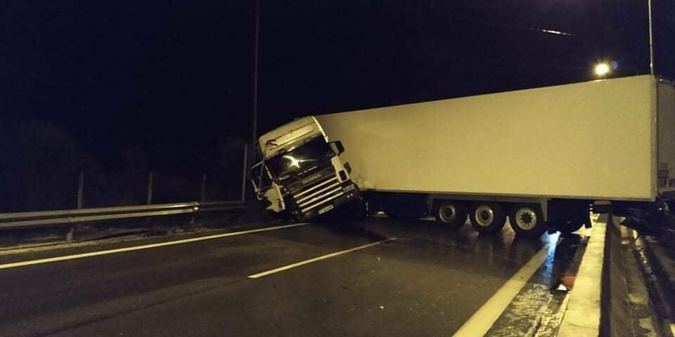 Θεσπρωτία: Δίπλωσε νταλίκα – Είχε άγιο ο οδηγός (φώτο)