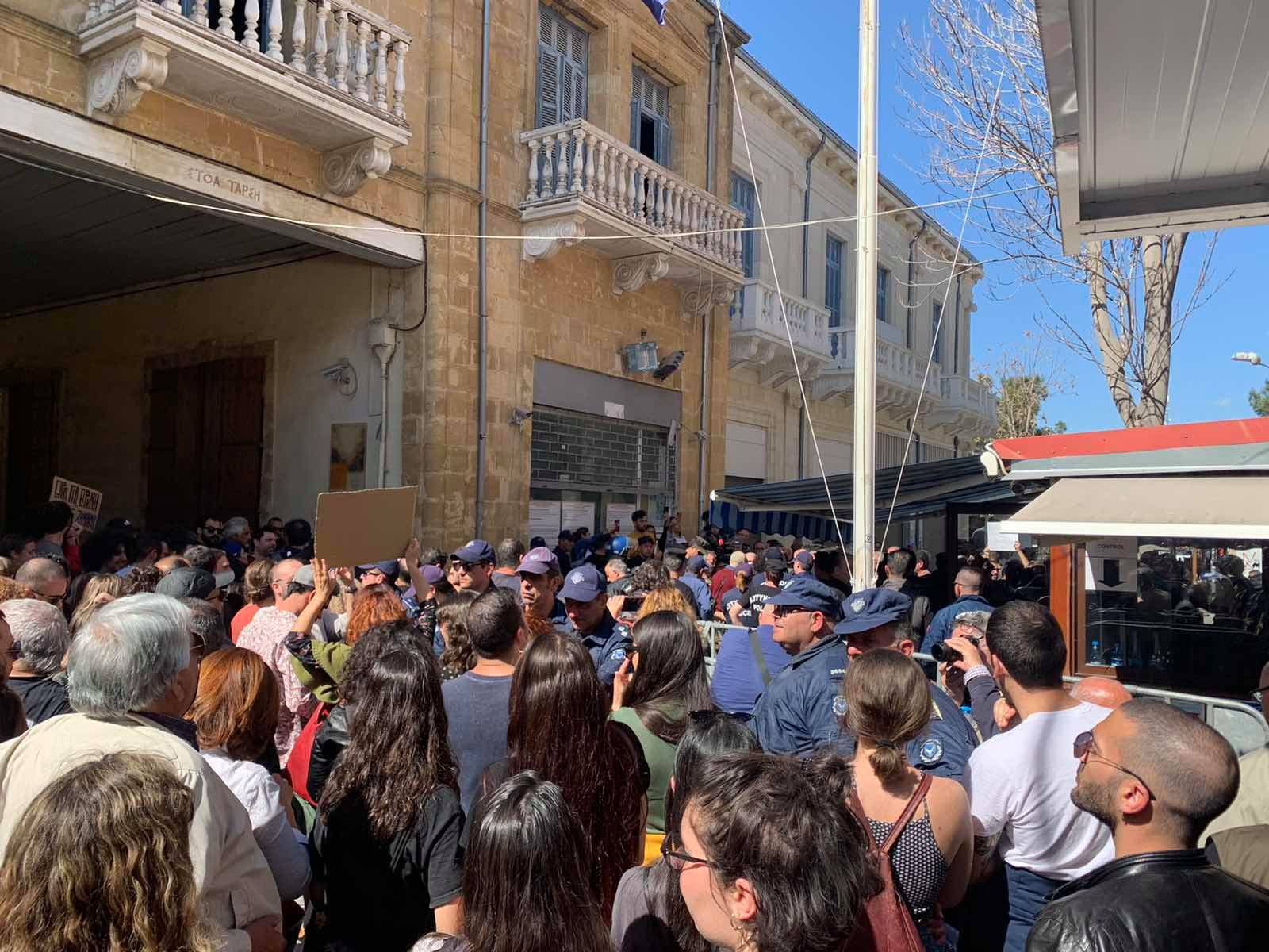 Κύπρος: Τραυματίστηκαν 4 αστυνομικοί από τις εντάσεις στο οδόφραγμα της οδού Λήδρας (βίντεο)