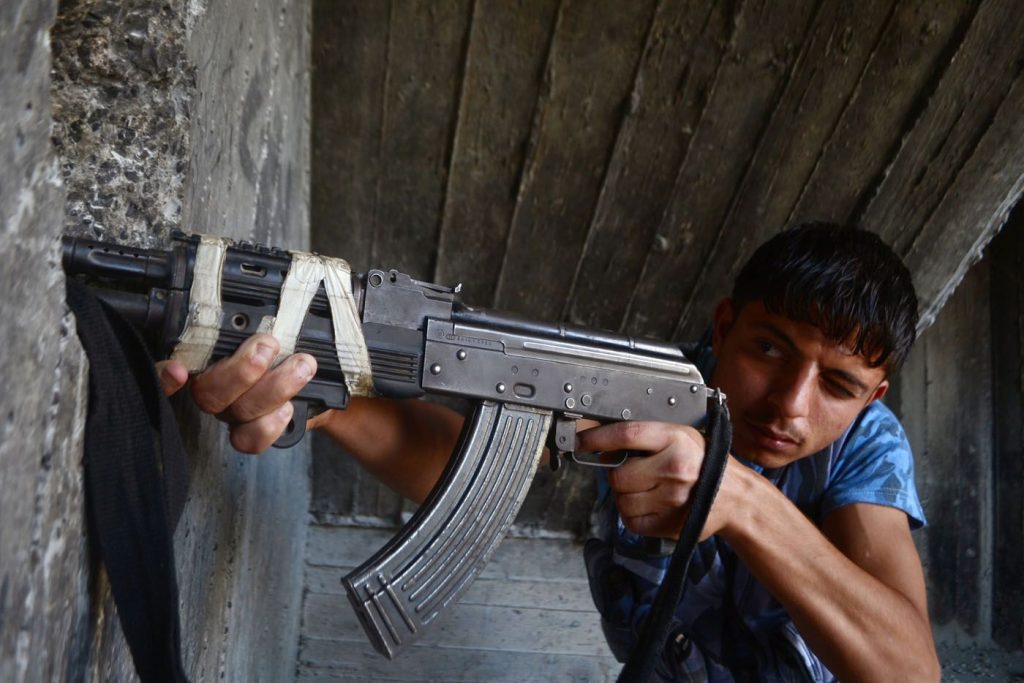 Έβρος: Ιερέας ευλογεί τα όπλα – Ένοπλοι χωρίς διακριτικά ρίχνουν ριπές προς την ελληνική πλευρά (βίντεο)