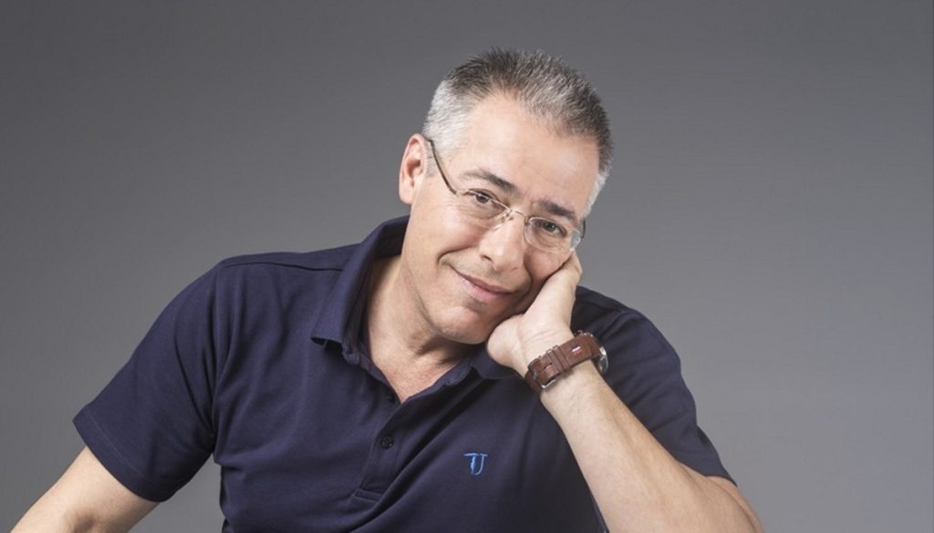 Ο Νίκος Μάνεσης ζήτησε συγγνώμη στον αέρα της εκπομπής του για τα πλάνα που προβλήθηκαν (βίντεο)