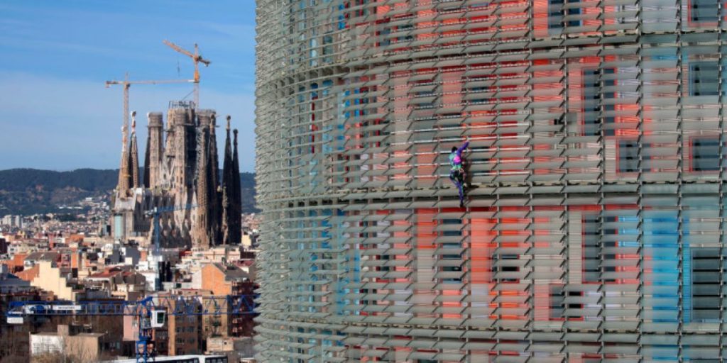 Μήνυμα κατά του φόβου για τον κορωνοϊό: Ο σύγχρονος «Spiderman» σκαρφάλωσε σε ουρανοξύστη χωρίς προστατευτικά (βίντεο)