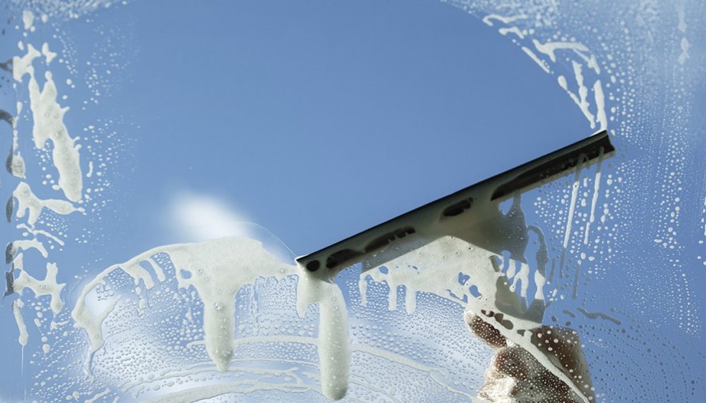 Το έξυπνο κόλπο για να καθαρίσετε τα παράθυρα που δεν φτάνετε