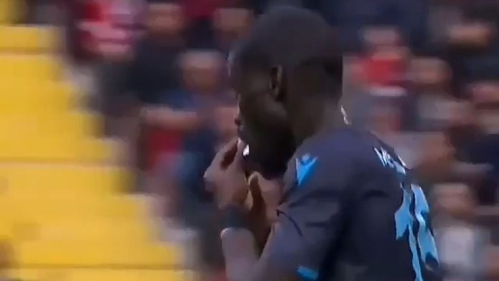 Ποδοσφαιριστής έφαγε χαρτάκι με οδηγίες! (βίντεο)