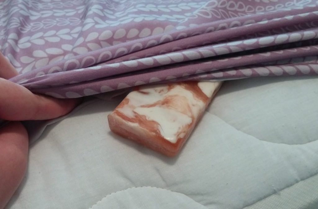 Πριν κοιμηθείτε βάλτε ένα σαπούνι κάτω από τα σεντόνια – Δεν φαντάζεστε το λόγο