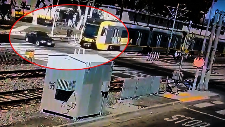 ΗΠΑ: Τρένο διαλύει αυτοκίνητο σε ισόπεδη διάβαση (βίντεο)