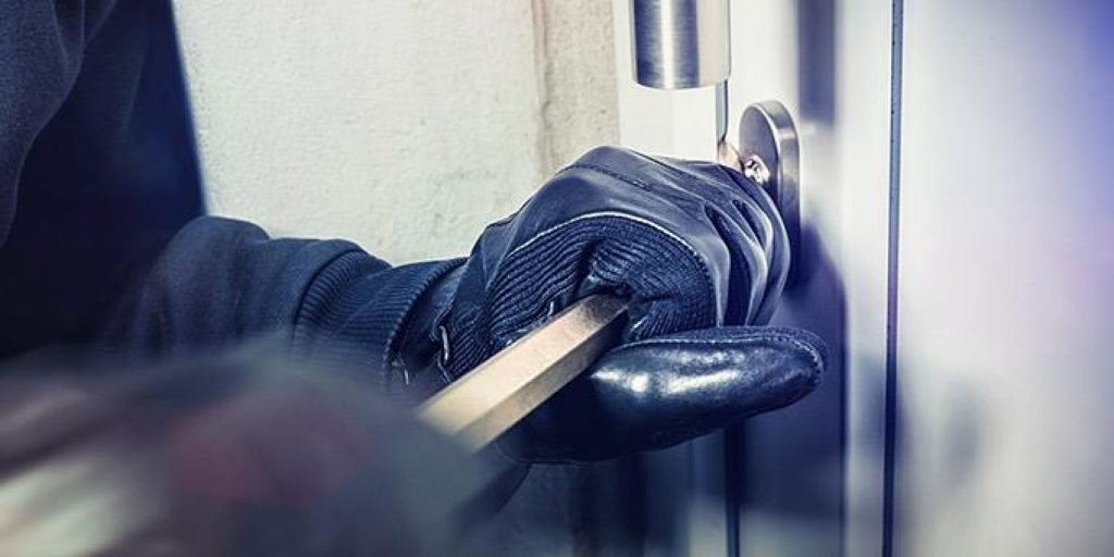 Έντιμοι διαρρήκτες: Μπήκαν σε εξοχικά στα Γρεβενά, έφαγαν, κοιμήθηκαν και έφυγαν χωρίς να… κλέψουν τίποτα