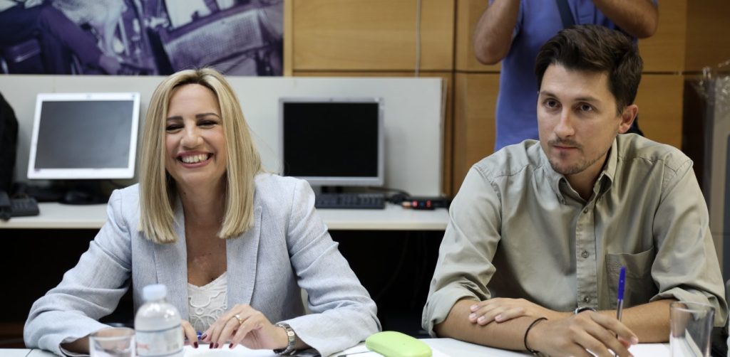 Ο «a la… NBA» χαιρετισμός Φώφης Γεννηματά και Παύλου Χρηστίδη λόγω κορωνοϊού (φώτο)