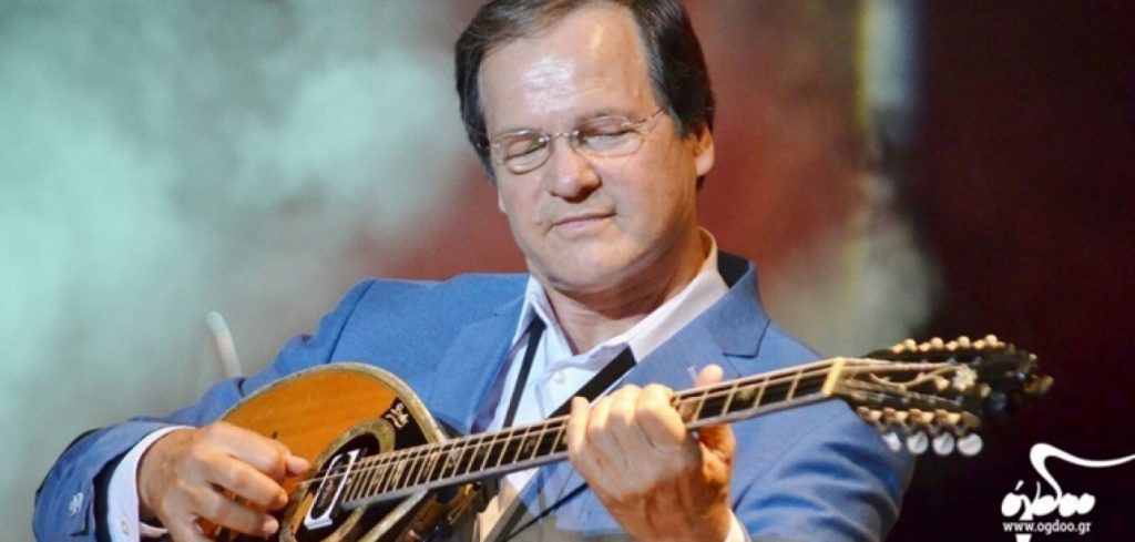 Θύμα κλοπής ο Χρήστος Νικολόπουλος – Άγνωστοι εισέβαλαν στο μαγαζί που εμφανίζεται και έκλεψαν το θρυλικό μπουζούκι του