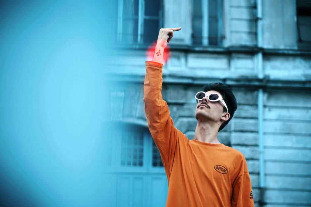 Ένα δράμα περνάει Έλληνας ράπερ – Του πετάνε… σουτιέν στις συναυλίες του (βίντεο)