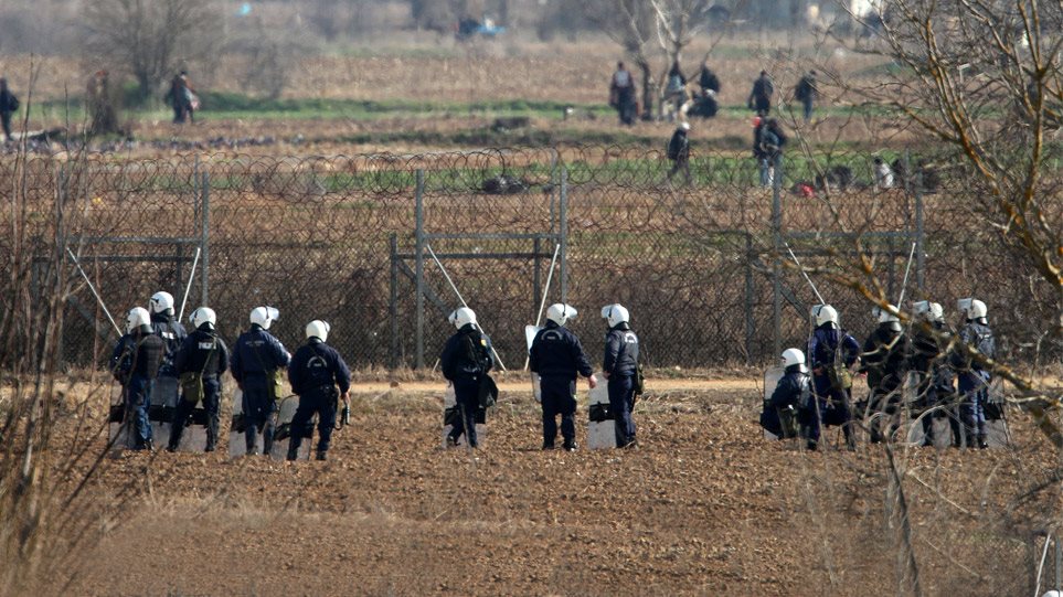 Τα ΜΑΤ αποτρέπουν το γκρέμισμα του φράχτη από τους παράνομους μετανάστες (βίντεο)