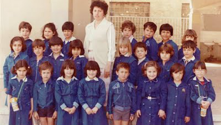 2 σχολικές ποδιές που αν θυμάσαι, τότε γέρασες…