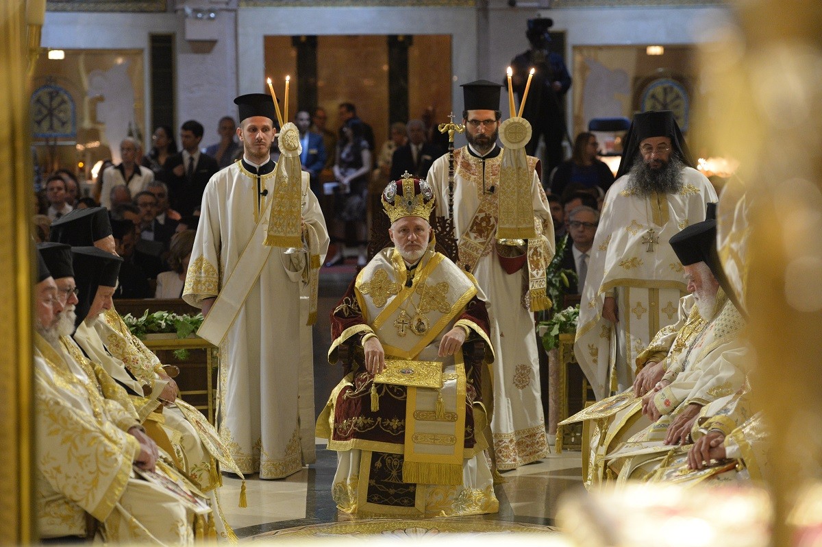 Ο Αρχιεπίσκοπος Αμερικής Ελπιδοφόρος απαγόρευσε τον ασπασμό του Σταυρού και των εικόνων λόγω κορωνοϊού