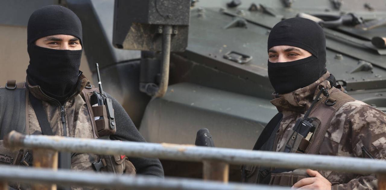 Βίντεο-ντοκουμέντο: Παίρνουν θέσεις οι Τούρκοι κομάντο στις όχθες του Έβρου – Έχουν τα όπλα στραμμένα στην Ελλάδα (upd)