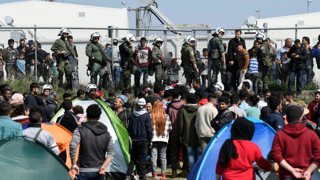 Τουρκία:  Παιδί σκίζει την ελληνική σημαία και προσκυνά την τουρκική – Διαδήλωση κατά της Ελλάδας στο Βερολίνο!