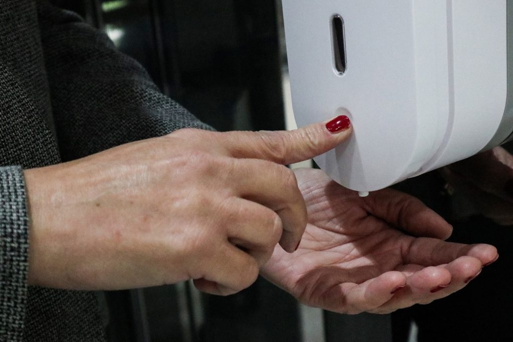 Νομοθετική παρέμβαση του υπ.Οικονομικών για την έλλειψη αντισηπτικών