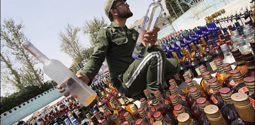 «Πανικός» στο Ιράν: 44 νεκροί από νοθευμένα ποτά – Πίστεψαν ότι έτσι θεραπεύεται ο κορωνοϊός