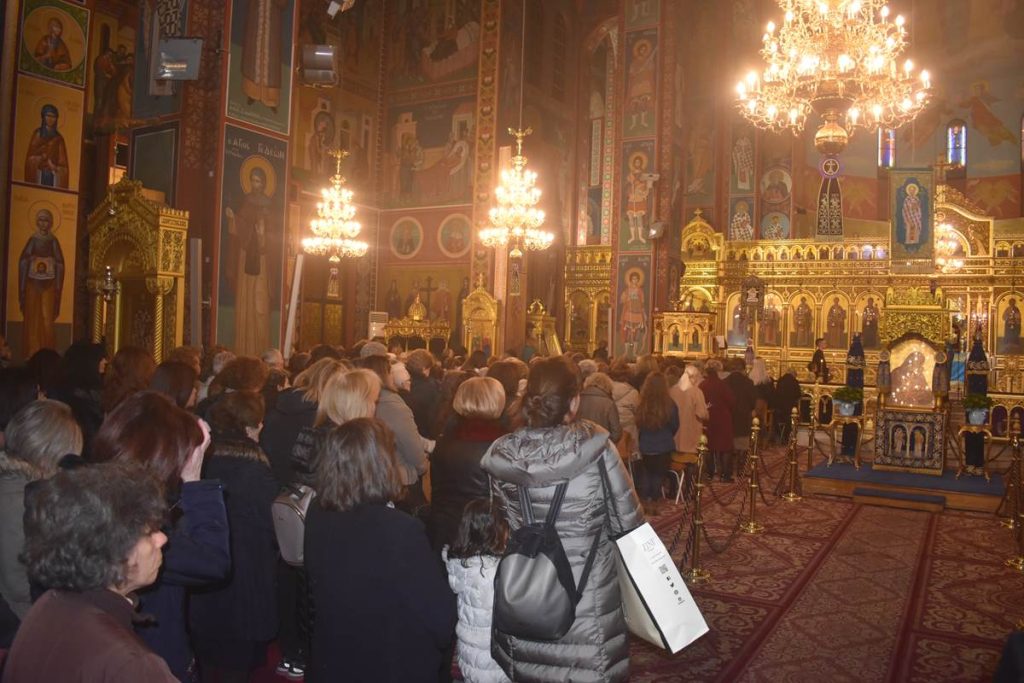 Κορωνοϊός: Συνεχίζεται η αντιπαράθεση μετά την απόφαση της Ιεράς Συνόδου οι ιερείς να κοινωνούν κανονικά