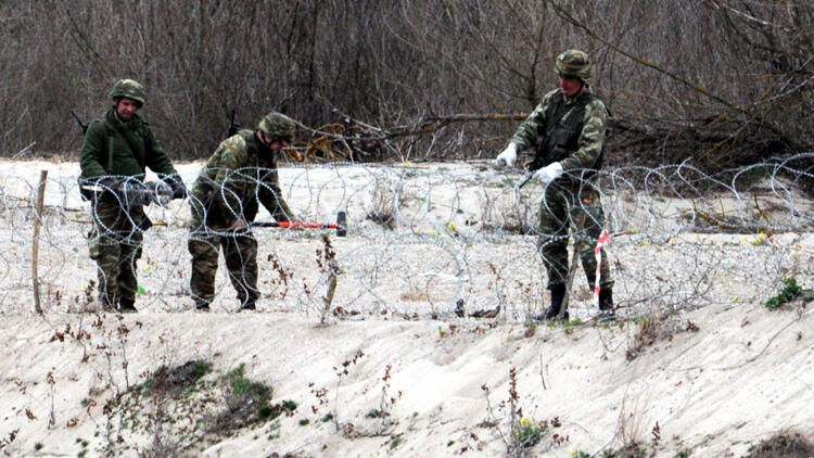 Πυροδοτούν το κλίμα οι Τούρκοι: «Οι Έλληνες κλιμακώνουν την ένταση στον Έβρο – Τοποθετούν συρματοπλέγματα»