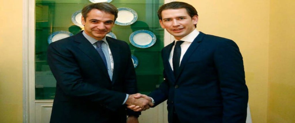 Σε εξέλιξη η συνάντηση Μητσοτάκη-Κουρτς στην Αυστρία: Έγινε δεκτός με στρατιωτικές τιμές