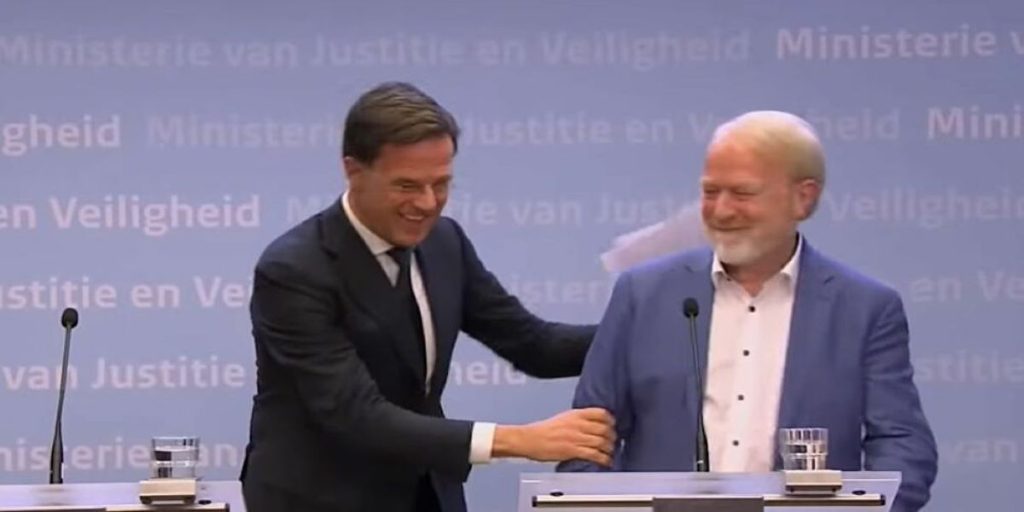 «Δάσκαλε που δίδασκες»: Ο Ολλανδός πρωθυπουργός καλεί να σταματήσουν οι χειραψίες και μετά δίνει το χέρι του (βίντεο)