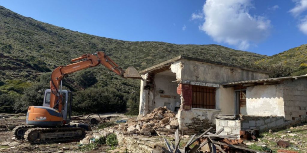 ΥΠΕΝ: Ξεκίνησε η κατεδάφιση αυθαίρετων κτισμάτων στη Μακρόνησο (βίντεο)