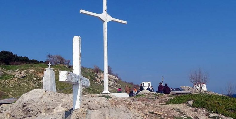 Λέσβος: Βεβήλωσαν τον σταυρό με υβριστικά συνθήματα (φώτο)