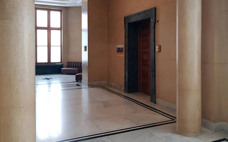 Τοιχοκολλήθηκε ενημερωτική αφίσα έξω από το ιατρείο της Βουλής για τον κορωνοϊό (φώτο)