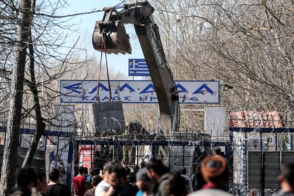 Οι ΕΔ τοποθετούν τσιμεντένια μπλοκ στην πύλη των Καστανιών – Δεκάδες περίλυποι αλλοδαποί παρακολουθούν! (βίντεο)