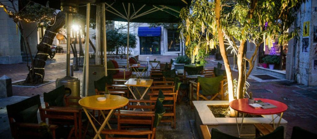 Κορωνοϊός: Κλείνουν μαγαζιά σε όλη τη χώρα – Μαζεύουν τραπέζια και καρέκλες (φώτο – βίντεο)