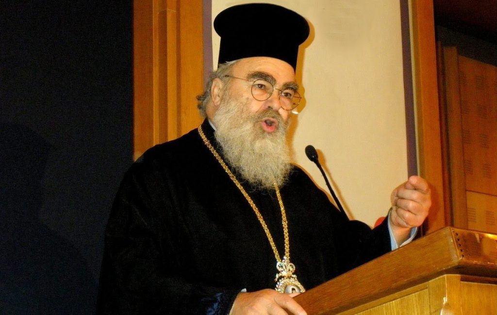 Ο Δημήτρης Οικονόμου υποδέχτηκε τον Μητροπολίτη Δωδώνης με… ποδαψία λόγω κορωνοϊού (βίντεο)