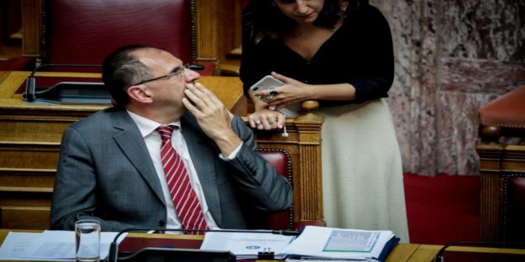 Ο κορωνοϊός τρομοκράτησε τη Βουλή: Ο Γεραπετρίτης φταρνίστηκε και έσπειρε τον πανικό – Δείτε τι έγινε