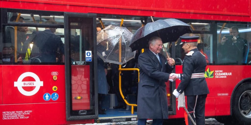 Στο «τσακ» γλίτωσε τη γκάφα ο πρίγκιπας Καρόλος – Με ποιον τρόπο τα «μπάλωσε» (βίντεο)