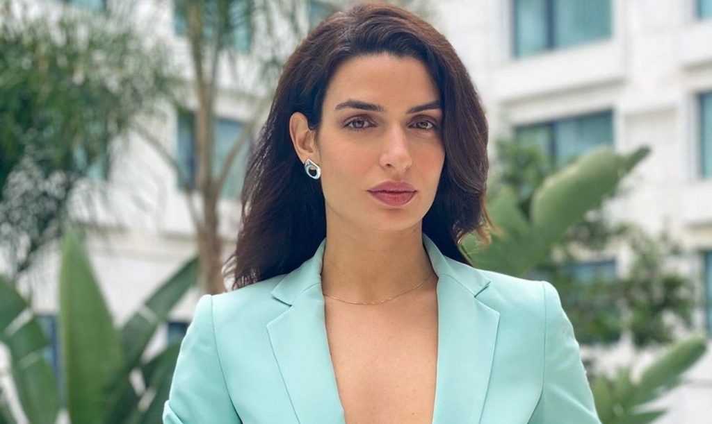 Τόνια Σωτηροπούλου: Μοιράζει «εγκεφαλικά» – Πόζαρε μόνο… με εσώροuχα και ένα τζάκετ (φώτο)