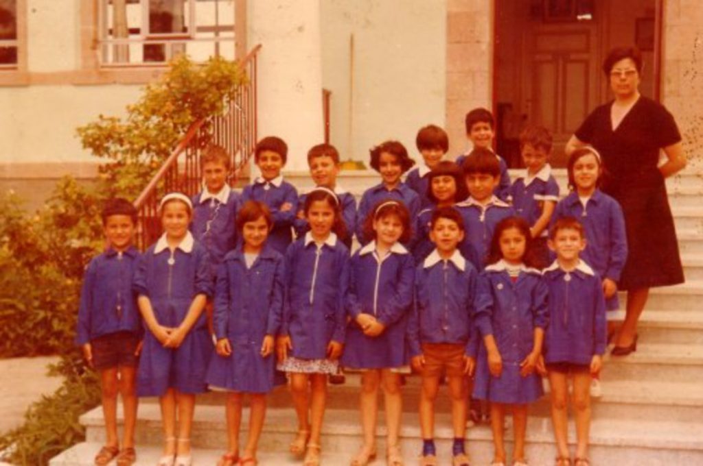 2 σχολικές ποδιές που αν θυμάσαι, τότε γέρασες…